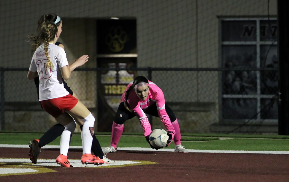 SaladoDavenportWSOC_5980